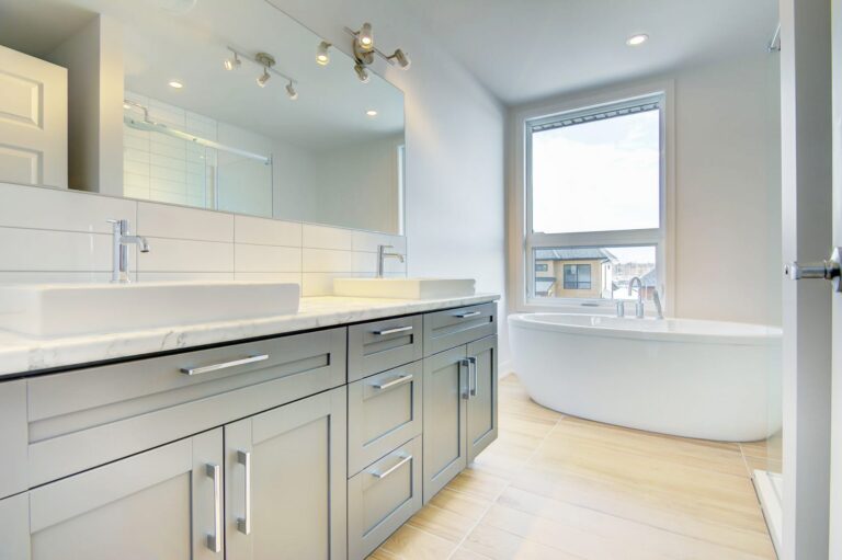 Comment choisir des comptoirs de salle de bain pour les maisons canadiennes